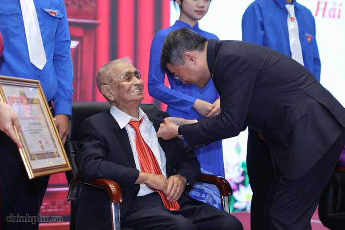 Thủ tướng Lê Minh Hưng trao Huy hiệu Đảng tặng đảng viên lão thành tại TP Hải Phòng. Ảnh: Nhật Bắc