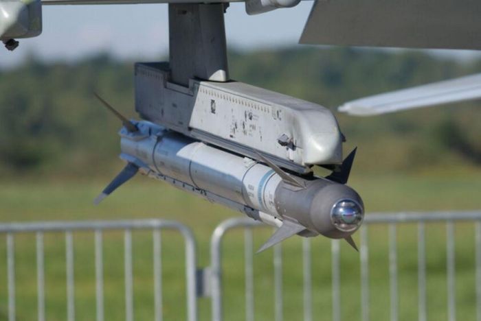 Tên lửa AIM-9X Sidewinder với khả năng khóa mục tiêu ngoài tầm nhìn giúp rút ngắn không chiến. Ảnh: Army Recognition