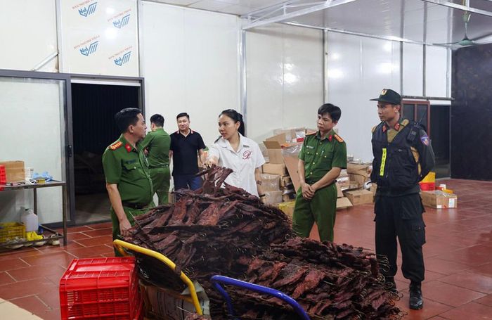 Thịt trâu Ấn Độ được "hô biến" thành thịt trâu gác bếp đặc sản vùng cao. Ảnh: CA tỉnh Phú Thọ
