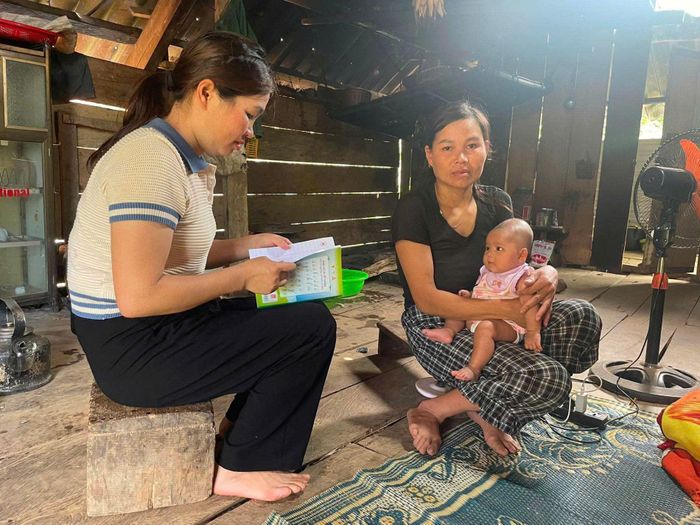 Giáo viên Trường Mầm non Nậm Nhoóng tâm sự với phụ huynh trước thềm năm học mới.Ảnh: CSCC