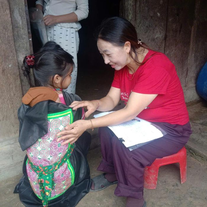 Động viên trẻ đến trường luôn là nhiệm vụ quan trọng đầu mỗi năm học ở xã vùng biên Tri Lễ. Ảnh: CSCC