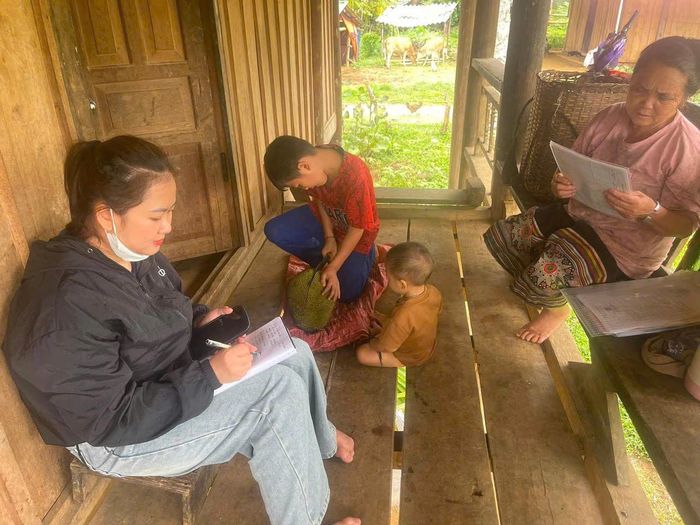 Giáo viên Trường Mầm non Tri Lễ đến tận bản xa vận động các gia đình đưa trẻ đến trường. Ảnh: CSCC