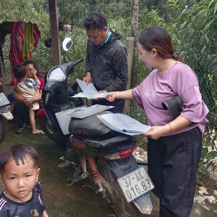 Rà soát, đối chiếu từng danh sách trong quá trình lên bản "gọi trò". Ảnh: CSCC