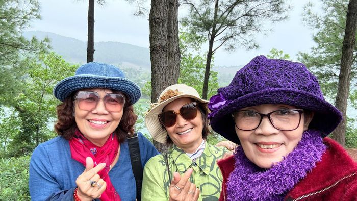 Ba người bạn dừng chân khám phá nhiều điểm đẹp trong hành trình lái xe xuyên Việt