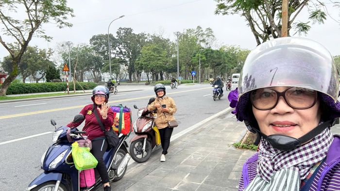 Bà Thu (áo tím), bà Đời (áo đỏ) và bà Hồng tại Huế