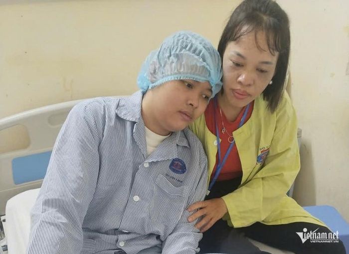 Từ ngày Dũng điều trị bệnh, gia đình em lâm cảnh khó khăn, hiện không còn khả năng lo viện phí 