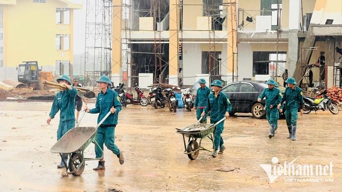Việc xây dựng 7 trường học ở biên giới được triển khai trong điều kiện yêu cầu về tiến độ cao. Ảnh: Ngọc Thu