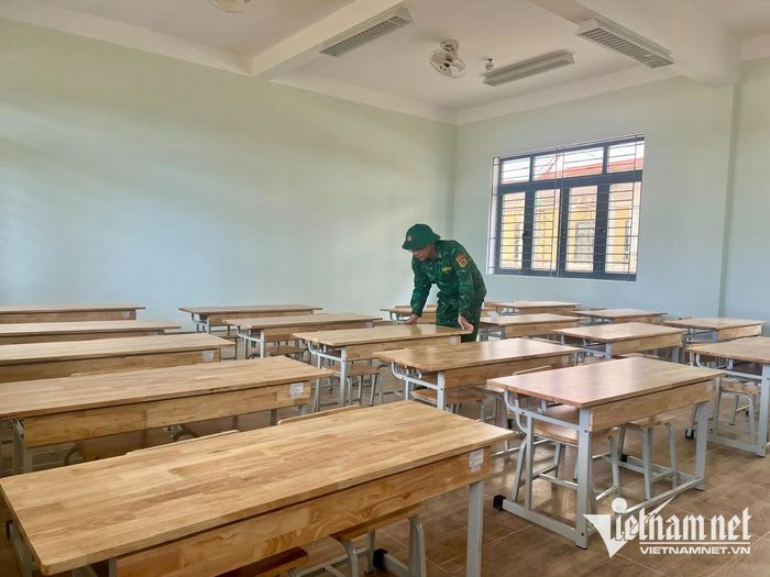Bàn ghế đã được sắp xếp trong lớp học, sẵn sàng đón các em học sinh vào năm học mới. Ảnh: Ngọc Thu