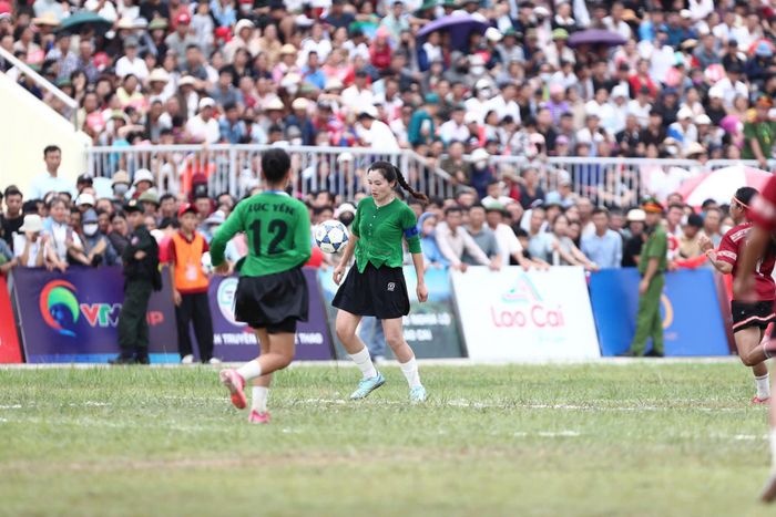 Trận chung kết VTV Cup 2026 giữa Lục Yên và Đak Đoa diễn ra hấp dẫn, kịch tính với nhiều tình huống nguy hiểm được tạo ra về phía khung thành hai đội.