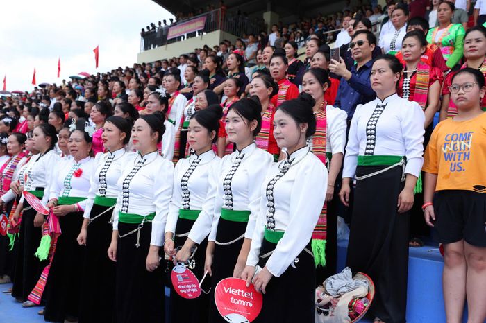 Khoảng 1,5 vạn CĐV tới sân cổ vũ hai đội.