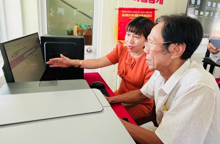 Người dân ở Đà Nẵng được hướng dẫn về chuyển đổi số. Ảnh: Công Sáng