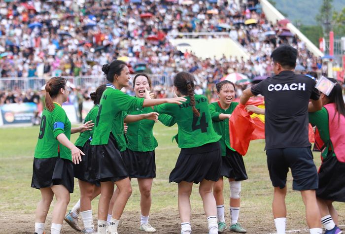 Bước ngoặt đến ở phút 39. Từ quả đá phạt bên đường biên của Lê Thùy Linh, Bùi Thị Hồng bật cao đánh đầu cận thành, đưa Lục Yên vượt lên dẫn 2-1.