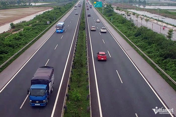 Ô tô di chuyển giữ khoảng cách an toàn trên cao tốc Pháp Vân - Cầu Giẽ. Ảnh: Đình Hiếu