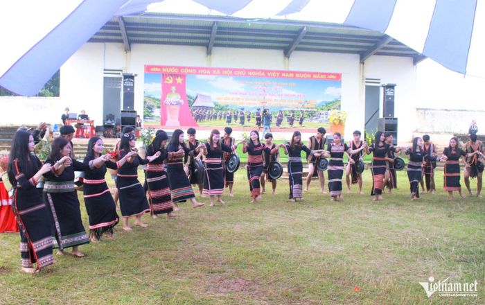 Trình diễn cồng chiêng, múa xoang tại Ngày hội văn hóa các dân tộc xã Ngọk Réo. Ảnh: Ngọc Chí