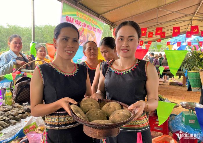 Phụ nữ Xơ Đăng ở xã Ngọk Réo giới thiệu sản phẩm men lá truyền thống. Ảnh: Ngọc Chí