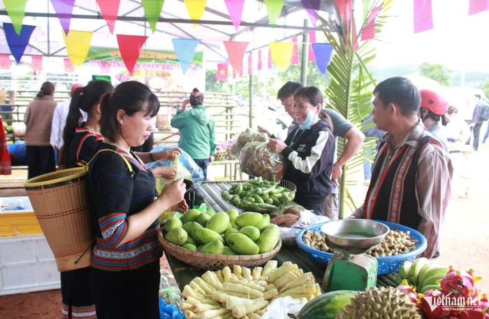 Đồng bào DTTS giới thiệu và bán các sản phẩm nông nghiệp tại Ngày hội văn hóa các dân tộc xã Ngọk Réo. Ảnh: Ngọc Chí