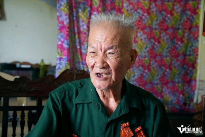 Ông Hà kể lại những câu chuyện thời chiến vẫn còn lưu giữ trong ký ức. Ảnh: Lê Dương