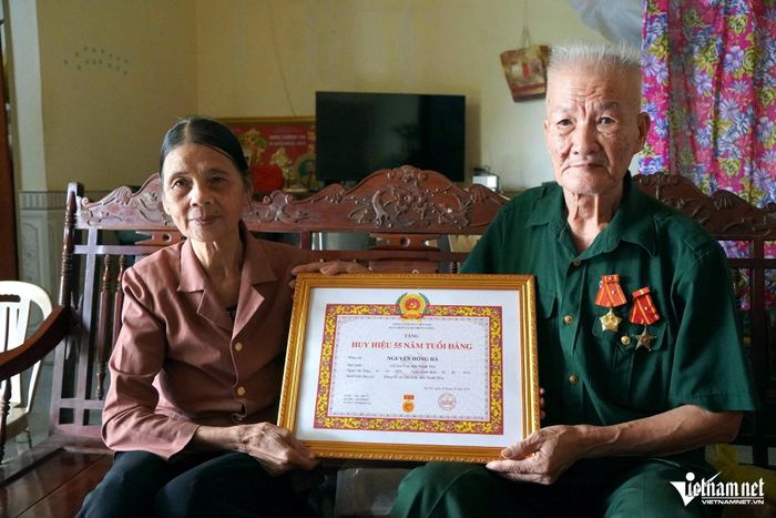 Dù tuổi đã cao nhưng ông vẫn sẵn sàng hỗ trợ khi có người tìm đến hỏi thông tin về thân nhân là liệt sĩ từng chiến đấu trên chiến trường Lào. Ảnh: Lê Dương