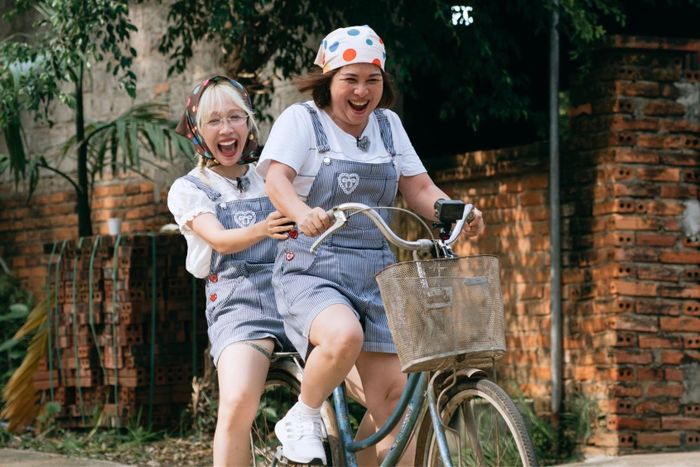 Châu Bùi, Hậu Hoàng lần đầu công khai bố mẹ trên sóng truyền hình. Ảnh: NSX