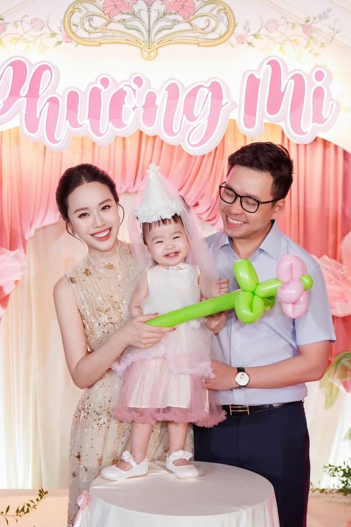 Mai Phương bên chồng và 2 con.