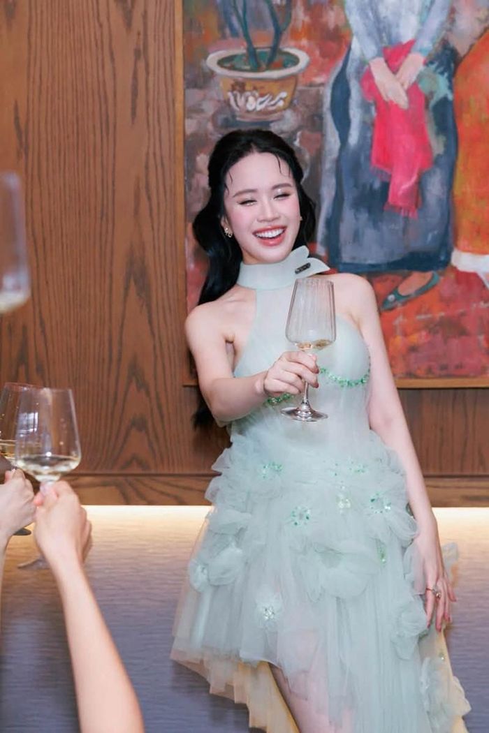 Mai Phương bên chồng và những người bạn thân đón tuổi mới.