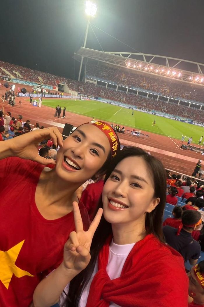 Mai Phương và Ngọc Hân đi cổ vũ trận chung kết lượt về giữa Việt Nam và Thái Lan ở ASEAN Cup 2026.