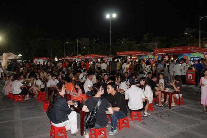 Đông đảo người dân trải nghiệm phố đi bộ ẩm thực đêm 