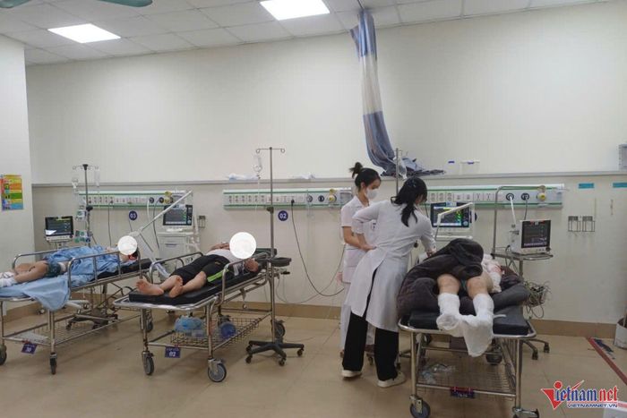 Ba nạn nhân đang được cấp cứu, điều trị tại Bệnh viện Đa khoa Vĩnh Phúc. Ảnh: BST