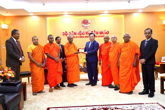 Chư tăng đến từ Sri Lanka tặng quà lưu niệm cho Thứ trưởng Nguyễn Hải Trung