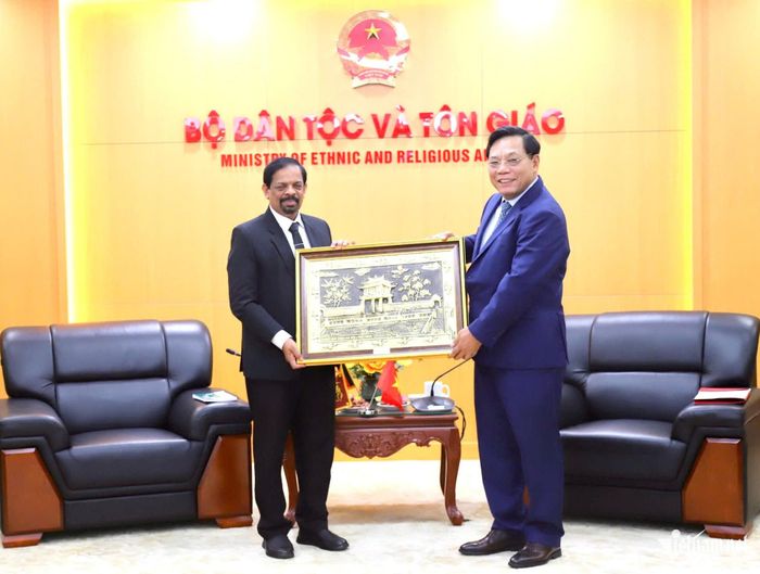Thứ trưởng Nguyễn Hải Trung tặng quà lưu niệm cho Thứ trưởng Hon.Gamagedara Dissanayake