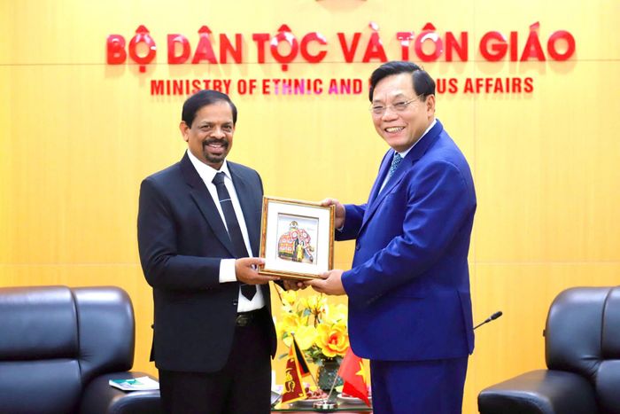 Thứ trưởng Hon.Gamagedara Dissanayake tặng quà lưu niệm cho Thứ trưởng Nguyễn Hải Trung
