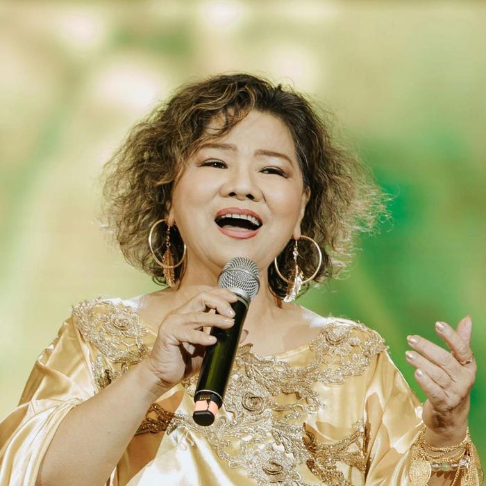 NSND Thanh Hoa miệt mài ca hát ở tuổi xế chiều. 
