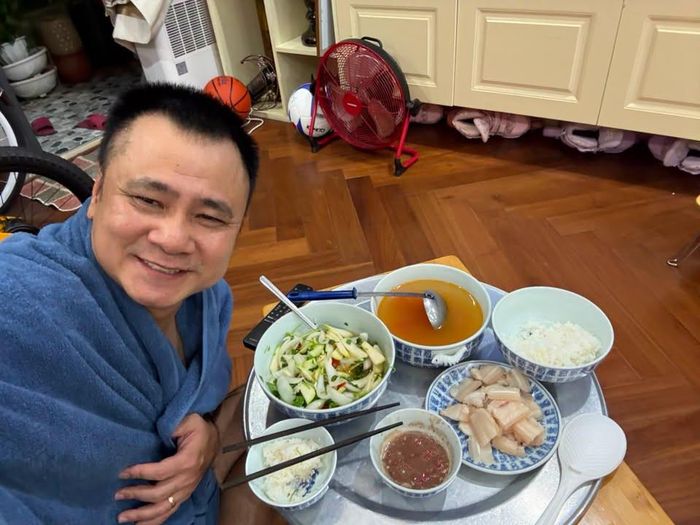 NSND Tự Long khoe bữa cơm giản dị.