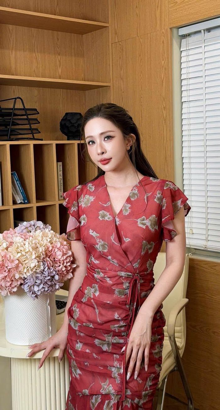 Diễn viên Quỳnh Nga dịu dàng với thiết kế đầm ôm.