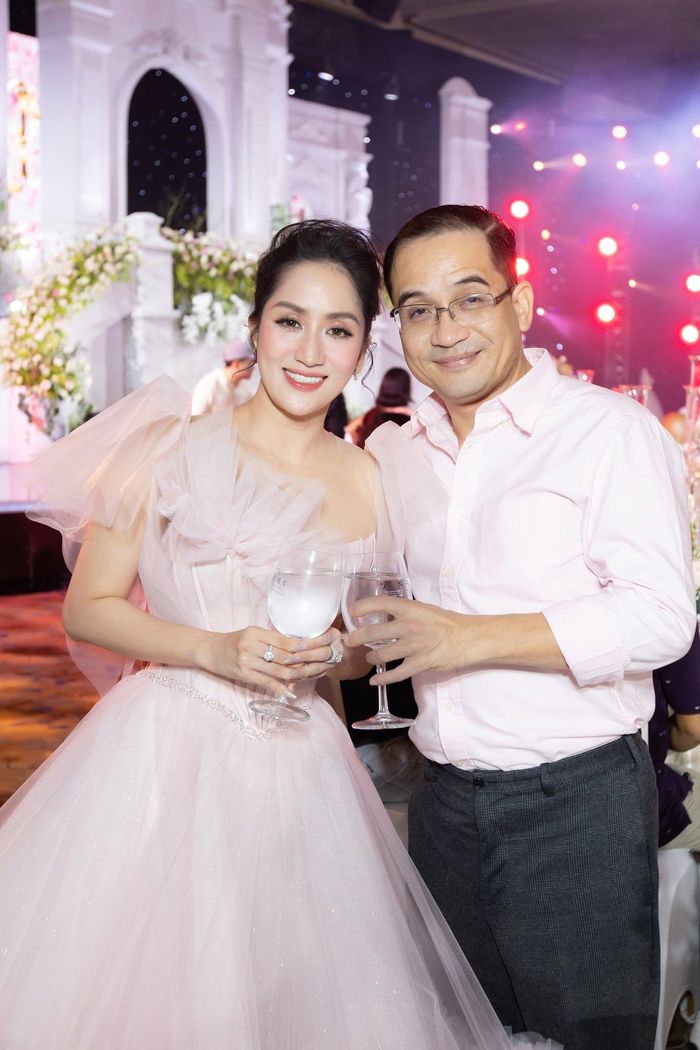 "Nữ hoàng Dancesport" Khánh Thi khoe anh trai là nghệ sĩ vĩ cầm Xuân Huy. 
