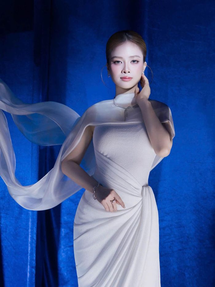 Ca sĩ Dương Hoàng Yến nhuận sắc.