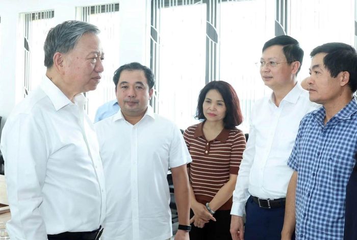Tổng Bí thư, Chủ tịch nước Tô Lâm trao đổi, chỉ đạo lãnh đạo TP Hà Nội, Sở Giáo dục và Đào tạo, phường Yên Hòa và thầy cô giáo Trường THPT Hoàng Quán Chi. Ảnh: TTXVN