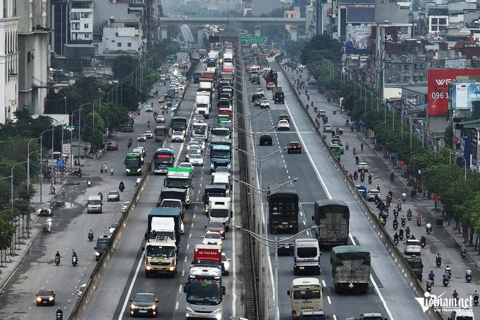 Từ 5h30 ngày 29/8, đường Vành đai 3 trên cao (đoạn qua phường Thanh Liệt, hướng ra cửa ngõ Hà Nội) đã ùn tắc kéo dài.