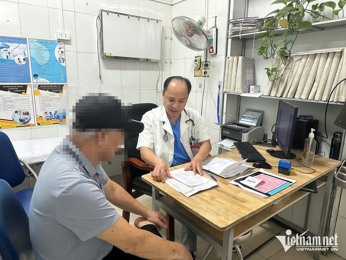 TS.BS Tạ Quang Thành thăm khám cho bệnh nhân cao tuổi. Ảnh: N.Huyền