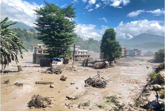 Cảnh tan hoang sau lũ quét. Ảnh: Kathmandu Post