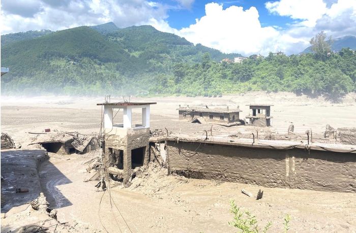 Cơ quan chức năng Nepal kêu gọi người dân sống gần sông Trishuli tránh xa bờ sông và di chuyển đến nơi an toàn hơn. Ảnh: Kathmandu Post