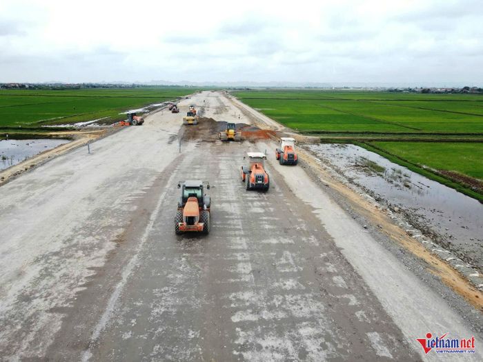 Đường bộ cao tốc Ninh Bình - Hải Phòng (CT.08) đoạn qua tỉnh Ninh Bình. Ảnh: Trần Nghị