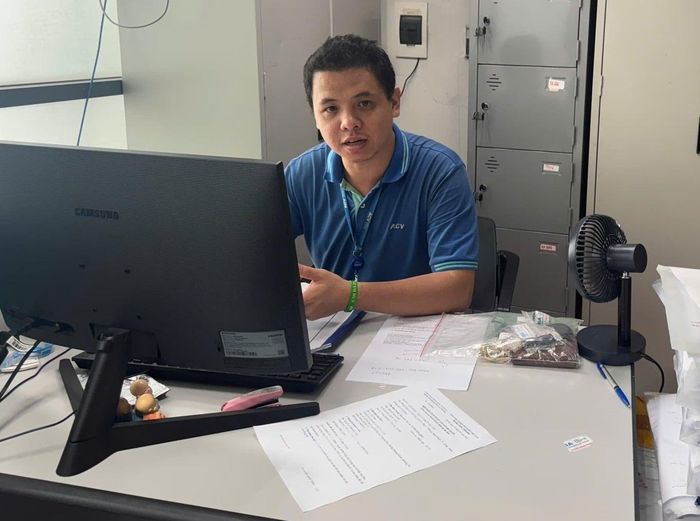 Anh Ngọc Linh, cán bộ thuộc bộ phận chuyên tiếp nhận, bàn giao và trả lại hành lý, tài sản hành khách thất lạc tại Cảng hàng không Sân bay Nội Bài