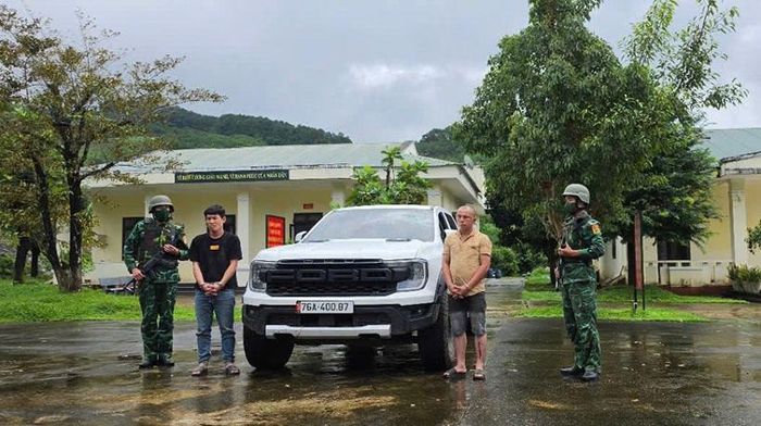 Hai đối tượng và chiếc xe dùng để vận chuyển chất ma tuý.