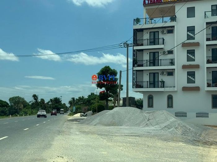  Đá dăm tập kết có dấu hiệu vi phạm hành lang an toàn giao thông.