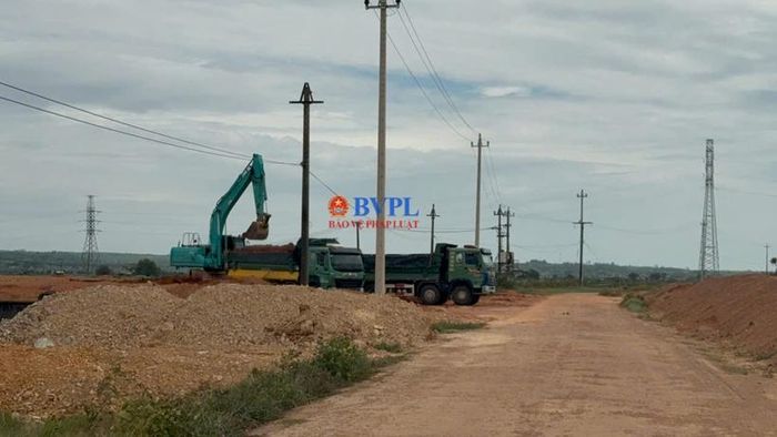  Nhiều lượt xe tải trọng lớn đến chở đất.