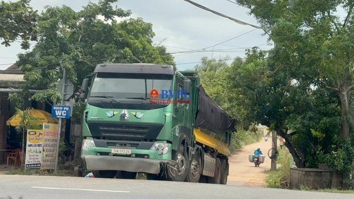  Tuyến đường cho phép tối đa tải trọng 6 tấn đang phải "chịu đựng" xe tải trọng lớn chở đầy đất.