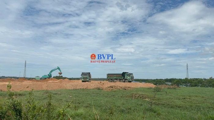  Khối lượng lớn đất được tập kết ngay bên bờ sông.