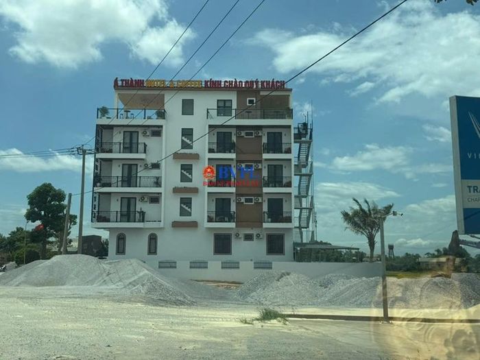  Khối lượng lớn đá dăm tập kết bên Quốc lộ.