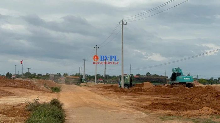  Bãi tập kết đất nằm cả 2 bên đường bê tông.